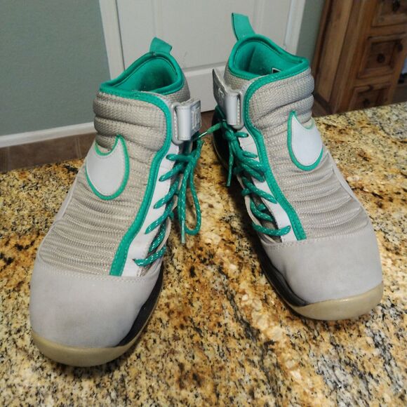 Size 10.5 Nike Air Max Ndestrukt Shake Evolve Gray Green 2012 Basketball Running - Picture 2 of 12
